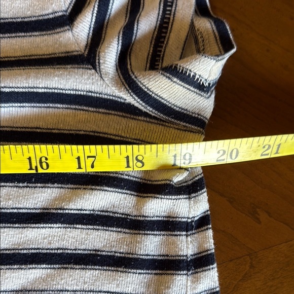 🎉SALE🎉Madewell Black and White Fitted Tee with Short Sleeves - Picture 9 of 10